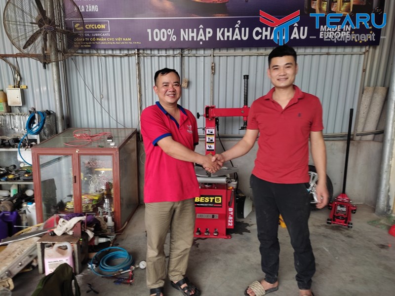 5 Kinh nghiệm mua máy ra vào lốp nhất định bạn phải biết 4 Căn cứ vào các phụ kiện kèm theo