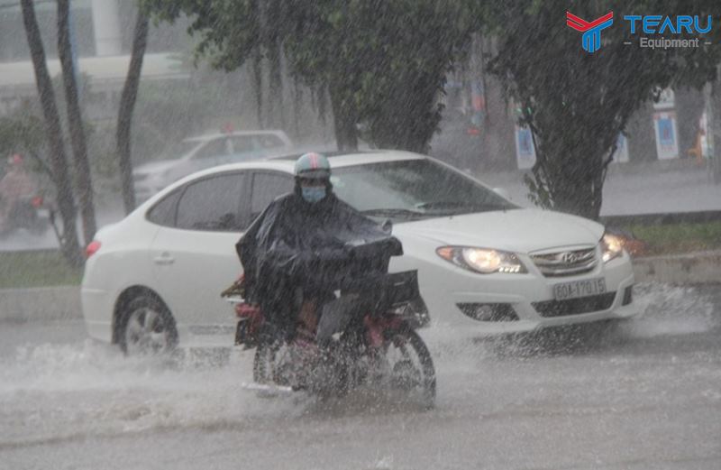 Lái xe liệu có an toàn dưới thời tiết mưa dông?