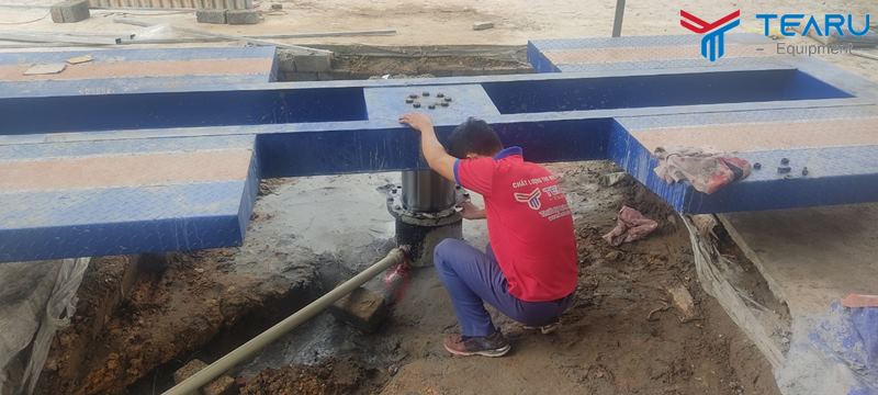 Nhân viên đang lắp cầu nâng 1 trụ rửa xe nhập khẩu Ấn Độ