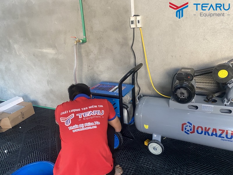 Nhân viên Tearu đang lắp đặt máy rửa xe 