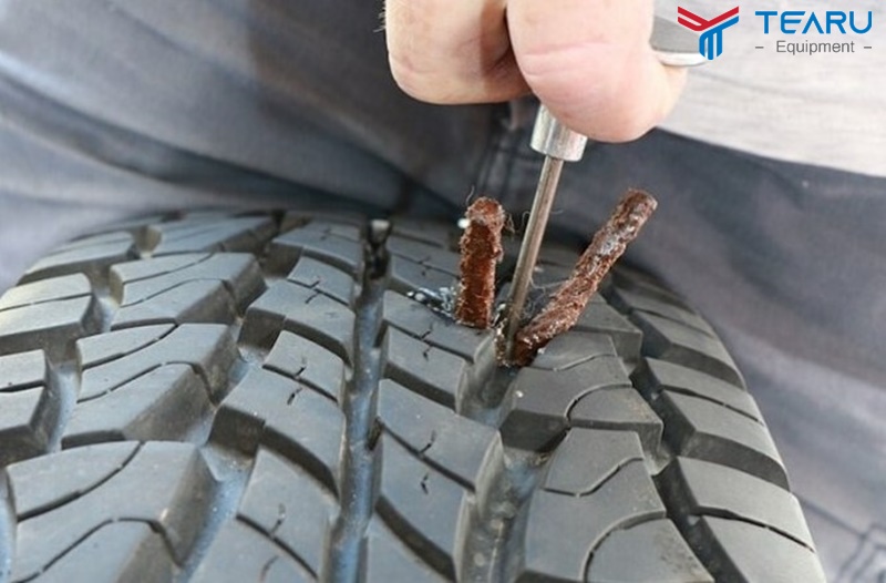 Người dùng ô tô hoặc xe máy nên tìm đến cơ sở làm lốp, garage chuyên nghiệp để vá lốp
