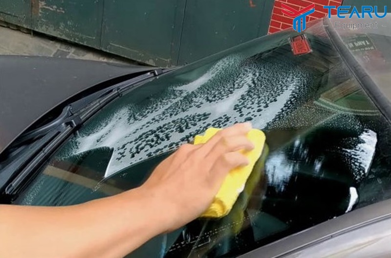 Sử dụng một miếng khăn lau xe chuyên dụng mềm để làm sạch cặn bám trên xe