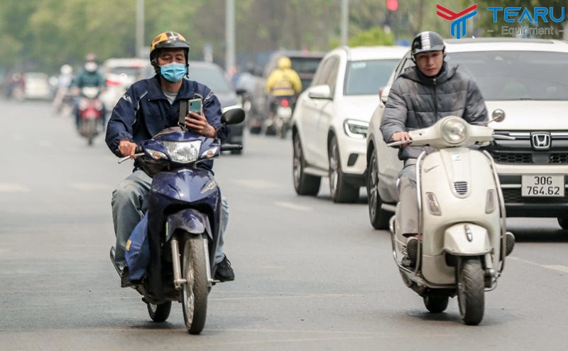 Đi xe máy sử dụng điện thoại bị phạt hành chính theo quy định.