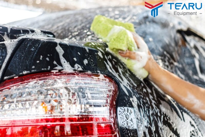 Nên rửa xe sau khi đi mưa
