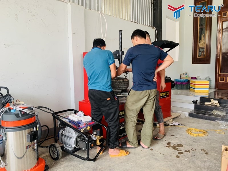 7 Lỗi trên máy ra vào lốp thường gặp nhất 2 Không điều chỉnh được bàn đạp về vị trí giữa