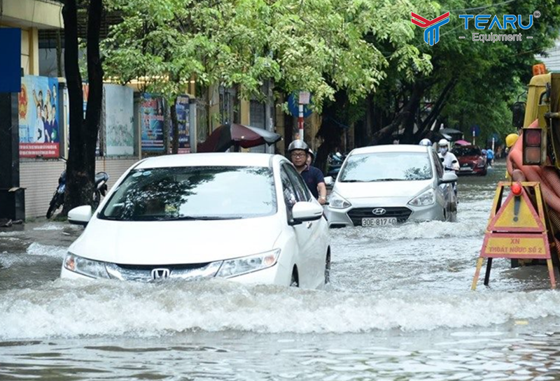 Lưu ý khi sử dụng ô tô gầm thấp tại khu vực ngập nước 3 Khoảng cách an toàn cũng giúp bạn chủ động xử lý khi xe trước gặp sự cố.