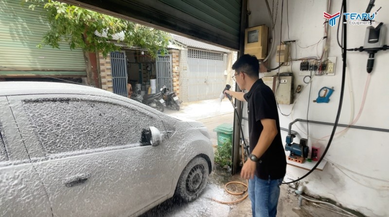 Máy phun bọt tuyết tự động | Bán tự động đáng mua nhất 2025 1 Máy phun bọt tuyết tự động là gì? Có nên sử dụng không?