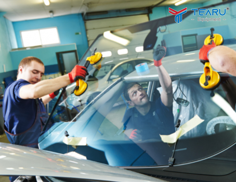 Nên bảo vệ kính lái khi sử dụng tránh tình trạng bị nứt 