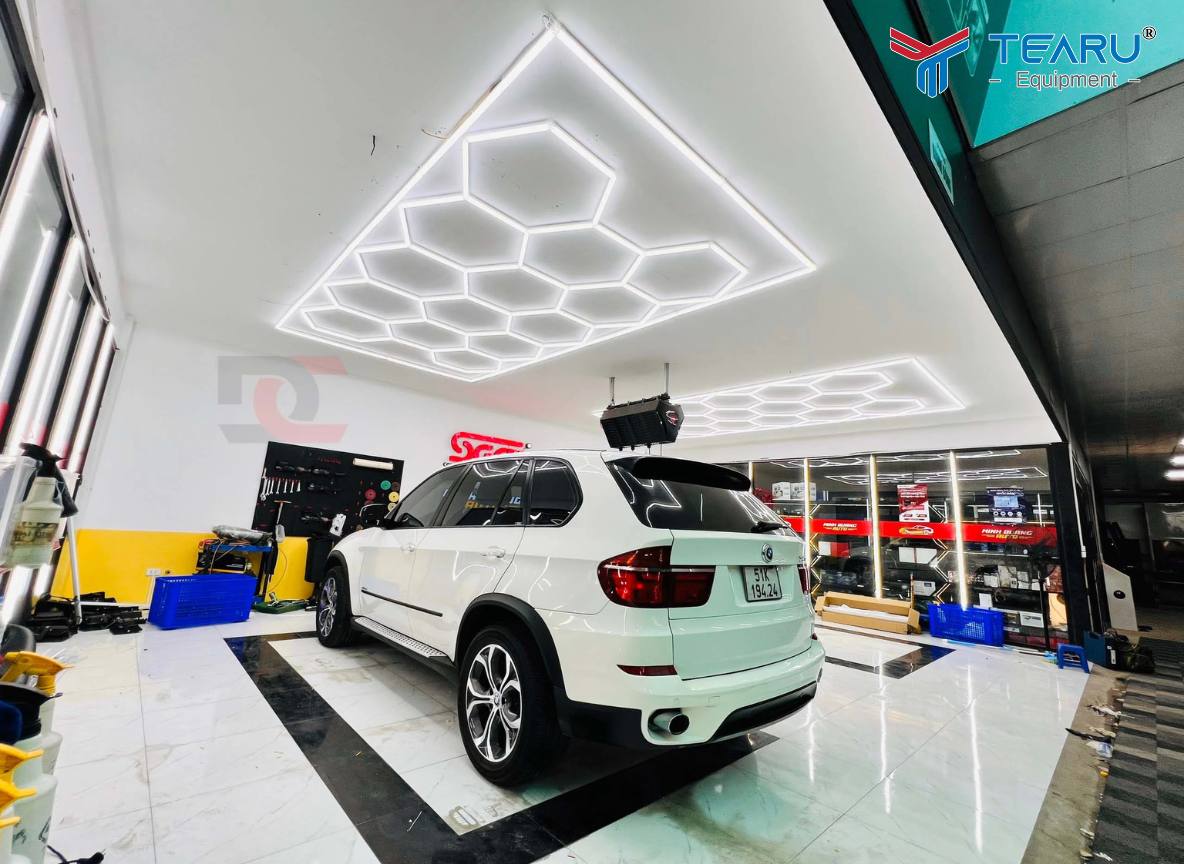 Đèn LED Tổ Ong Cho Trung Tâm Chăm Sóc Xe Tại Hà Nội – Giải Pháp Chiếu Sáng Hiện Đại, Thẩm Mỹ Cao 2 Đèn Led tổ ong dễ dàng lắp đặt