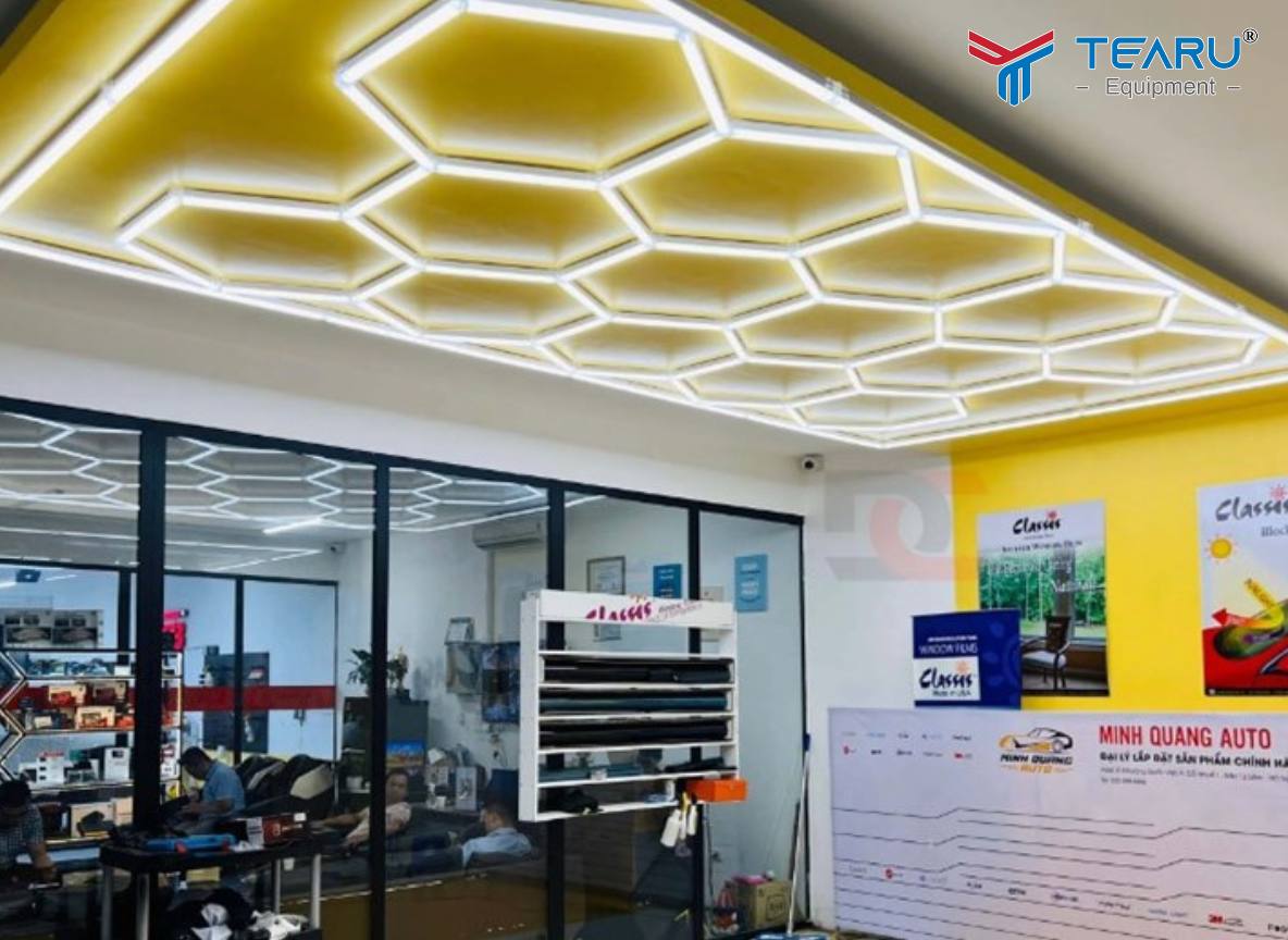 Đèn LED Tổ Ong Cho Trung Tâm Chăm Sóc Xe Tại Hà Nội – Giải Pháp Chiếu Sáng Hiện Đại, Thẩm Mỹ Cao 3 Đèn led tổ ong được nhiều gara, detailing studio và salon ô tô lựa chọn