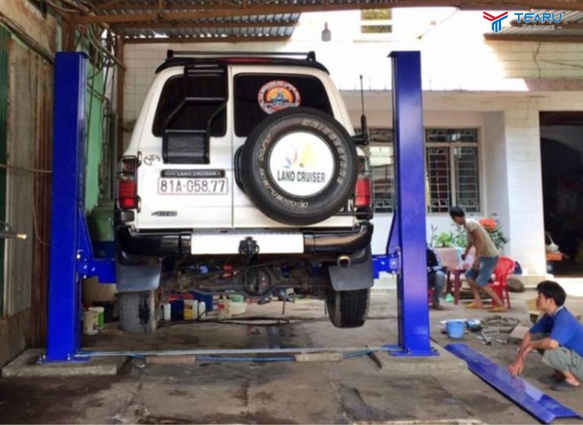 Cầu nâng 2 trụ là dòng cầu nâng phổ biến nhất ở các xưởng dịch vụ lớn nhờ khả năng nâng hạ ổn định và trọng tải đa dạng.