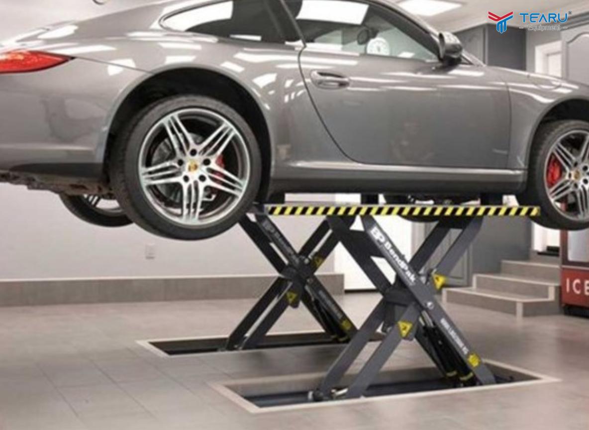 Cầu nâng cắt kéo thường được sử dụng trong các khu vực sửa chữa nhỏ hoặc khi cần nâng xe lên vừa đủ để làm gầm.