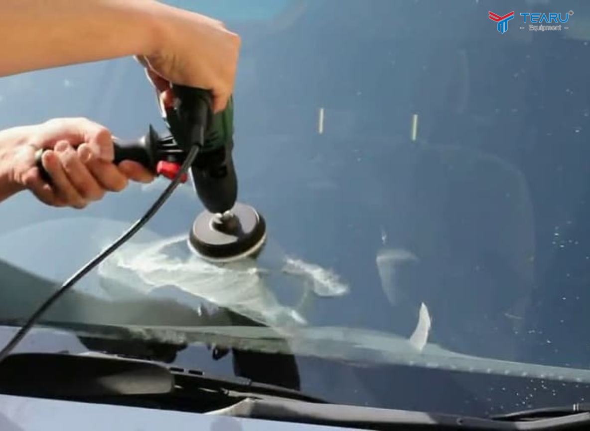 Nên Đánh bóng kính hoặc thay kính tại trung tâm chăm sóc xe chuyên nghiệp.