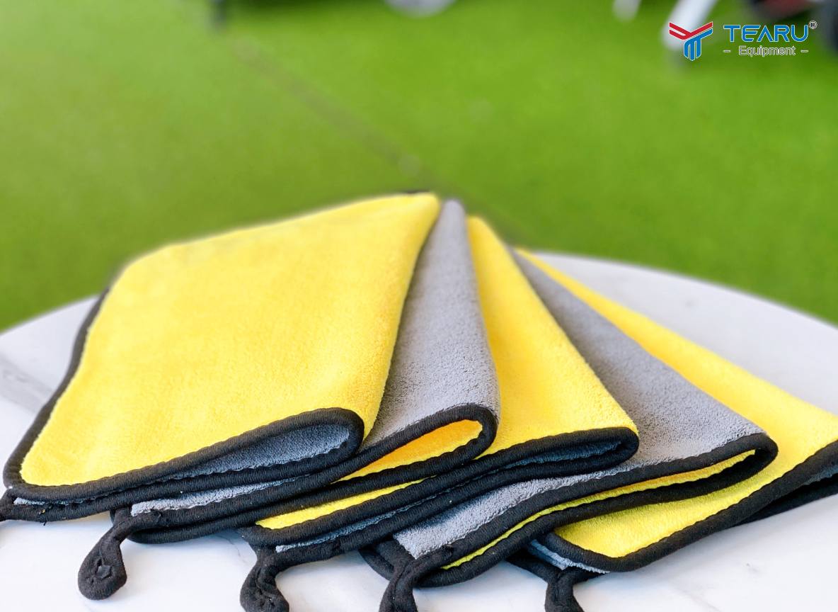 Cách Lau taplo ô tô đúng cách – Tránh nứt, phồng khi trời nóng 2 Sử dụng Khăn microfiber mềm khi lau
