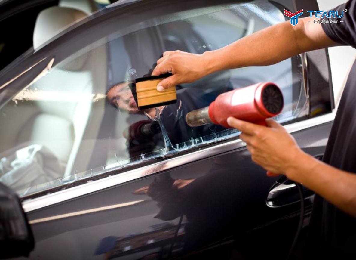 Cách Lau taplo ô tô đúng cách – Tránh nứt, phồng khi trời nóng 4 Dán phim cách nhiệt giảm ánh nắng trực tiếp vào taplo