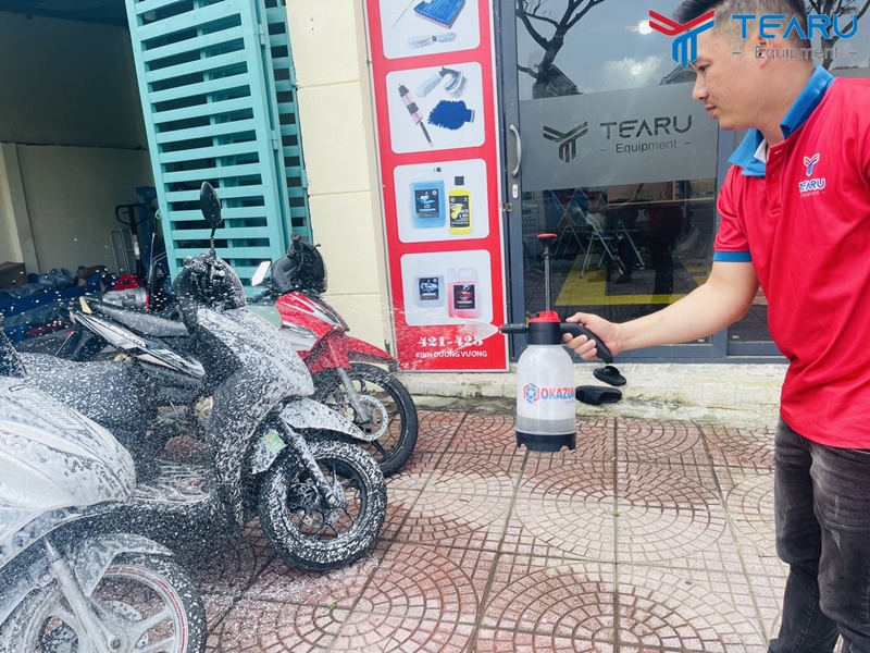 Phân Biệt Bình Xịt Bọt Tuyết Cầm Tay và Loại Gắn Máy Rửa Xe: Chọn Loại Nào Tối Ưu? 4 Chọn bình xịt bọt tuyết phù hợp với nhu cầu sử dụng của bạn