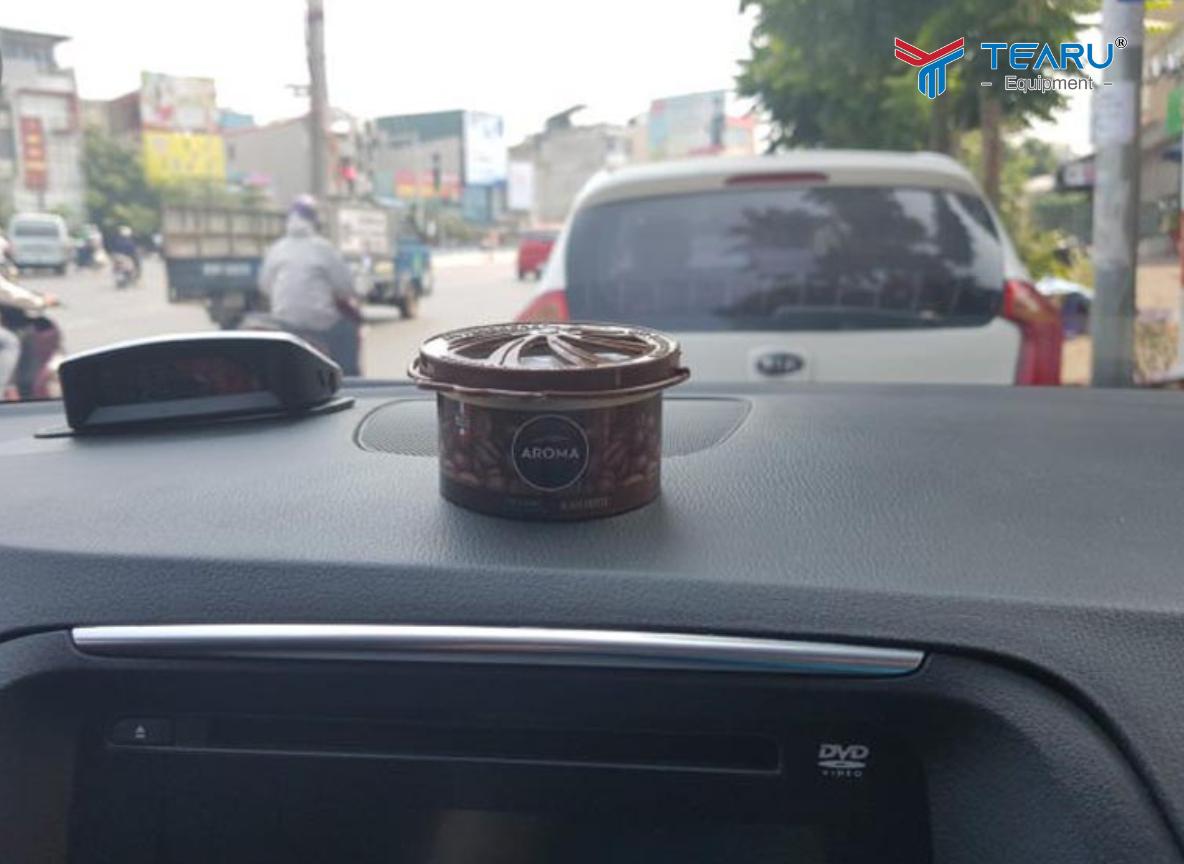 Nhiều tài xế chọn cách dùng tinh dầu hoặc sáp thơm để che mùi. Tuy nhiên, đây chỉ là giải pháp tạm thời.