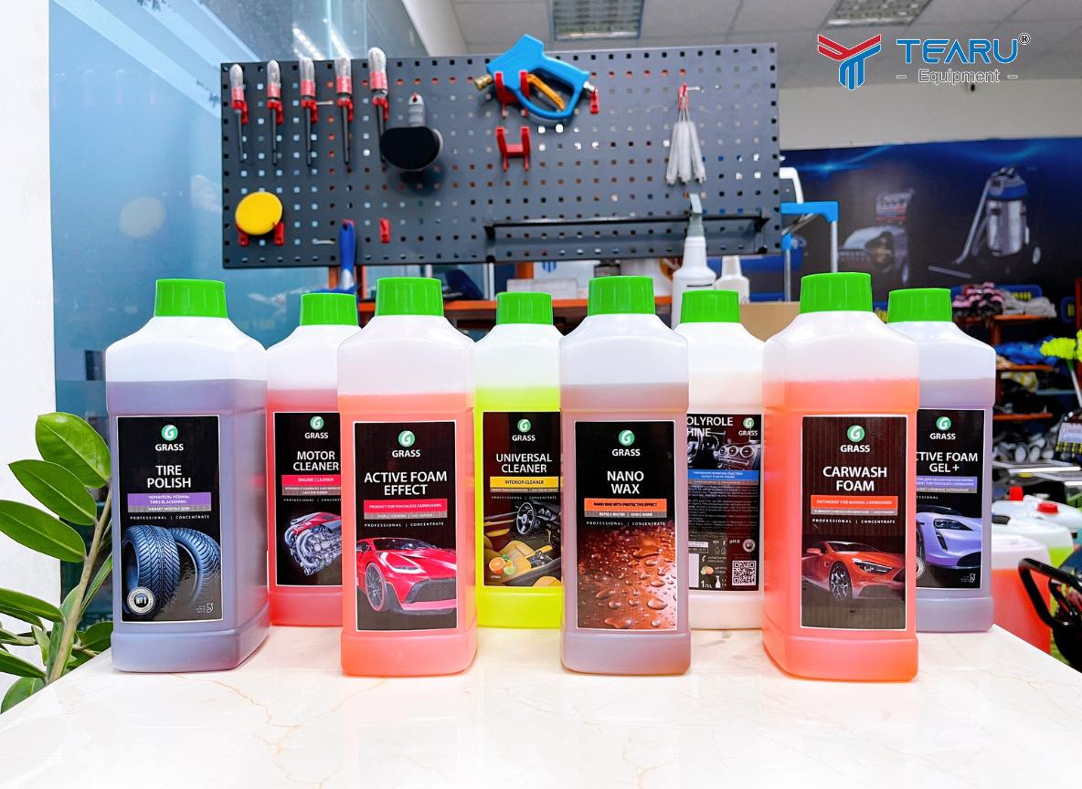 Chủ xe nên trang bị Bộ dung dịch vệ sinh nội thất, ngoại thất giúp chủ xe chủ động làm sạch xe tại nhà.