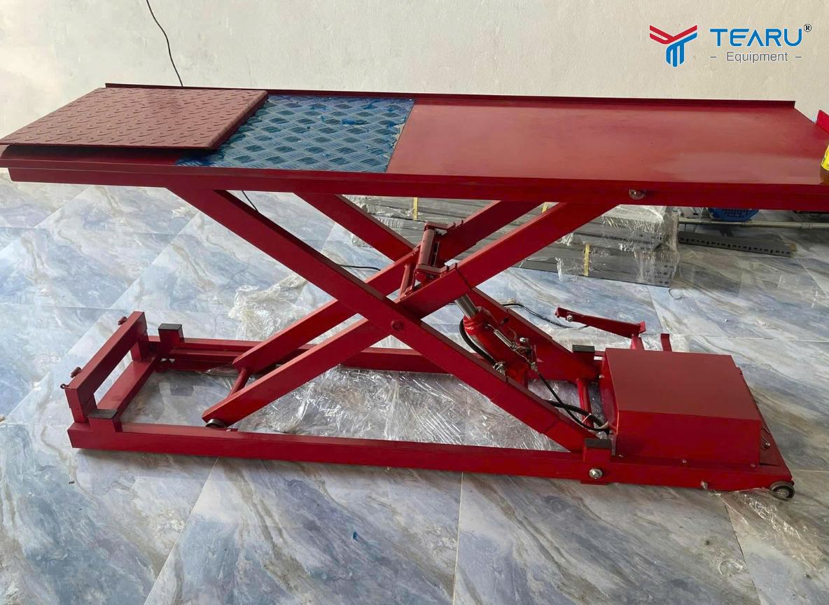 Lắp Đặt Bàn Nâng Điện và Ben Nâng Xe Máy – Lựa Chọn Nào Cho Gara Nhỏ 2 Bàn nâng điện là thiết bị nâng hạ xe máy sử dụng động cơ điện để nâng xe lên cao.