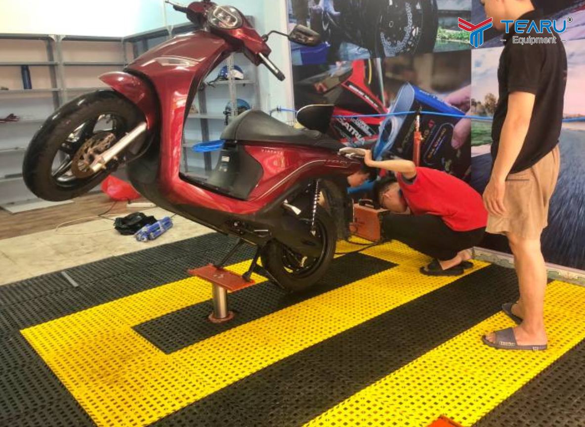 Lắp Đặt Bàn Nâng Điện và Ben Nâng Xe Máy – Lựa Chọn Nào Cho Gara Nhỏ 4 Công ty Tearu cung cấp giải pháp bàn nâng điện và ben nâng xe máy chất lượng trên toàn quốc