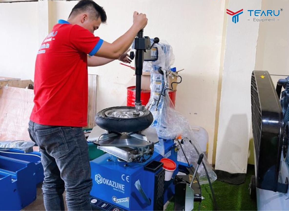 Thực hiện đúng các quy trình để vận hành máy ra vào lốp một cách an toàn