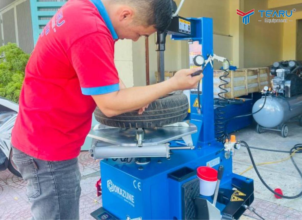 Cũng như quy trình tháo lốp thì quy trình vào lốp cũng cần đúng quy trình để thực hiện an toàn