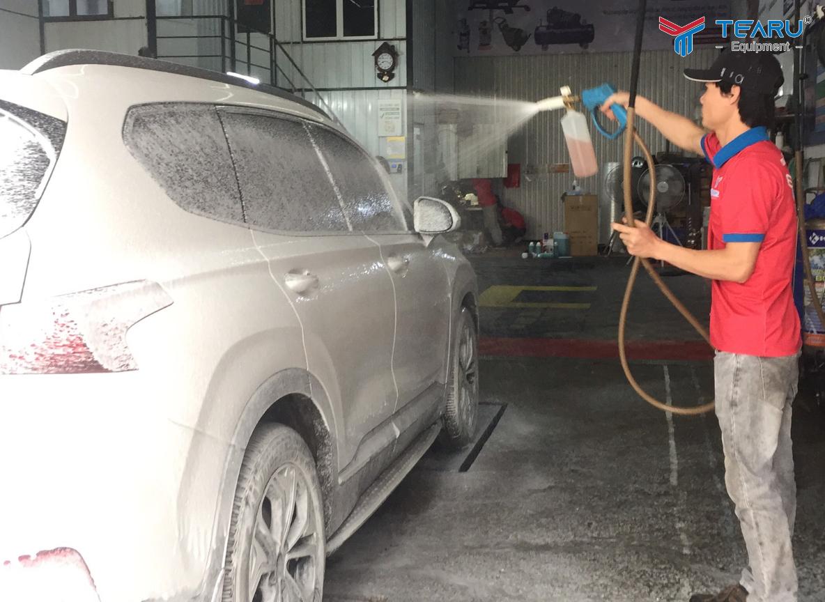 Có Nên Sử Dụng Nước Rửa Xe Không Chạm Cho Tiệm Rửa Xe?