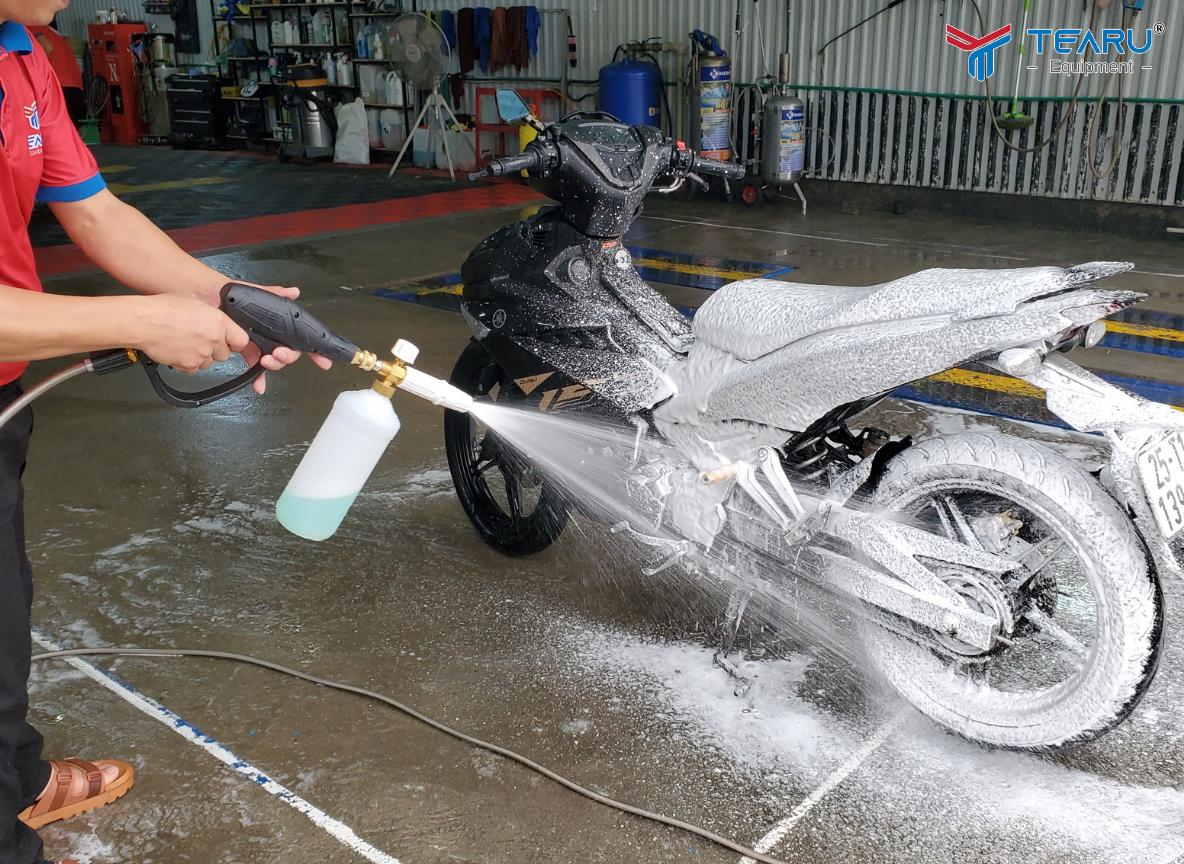 Dung dịch rửa xe không chạm không làm hại đến sơn nếu sử dụng đúng loại dung dịch đạt chuẩn và đúng cách.