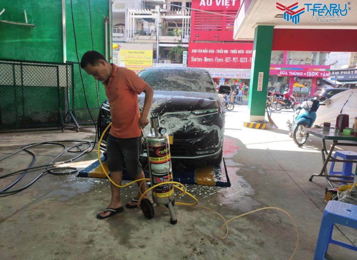 Nhiều chủ tiệm rửa xe đánh giá Sau khi đổi sang bình phun bọt tuyết inox Okazune, hiệu suất rửa xe tăng rõ rệt