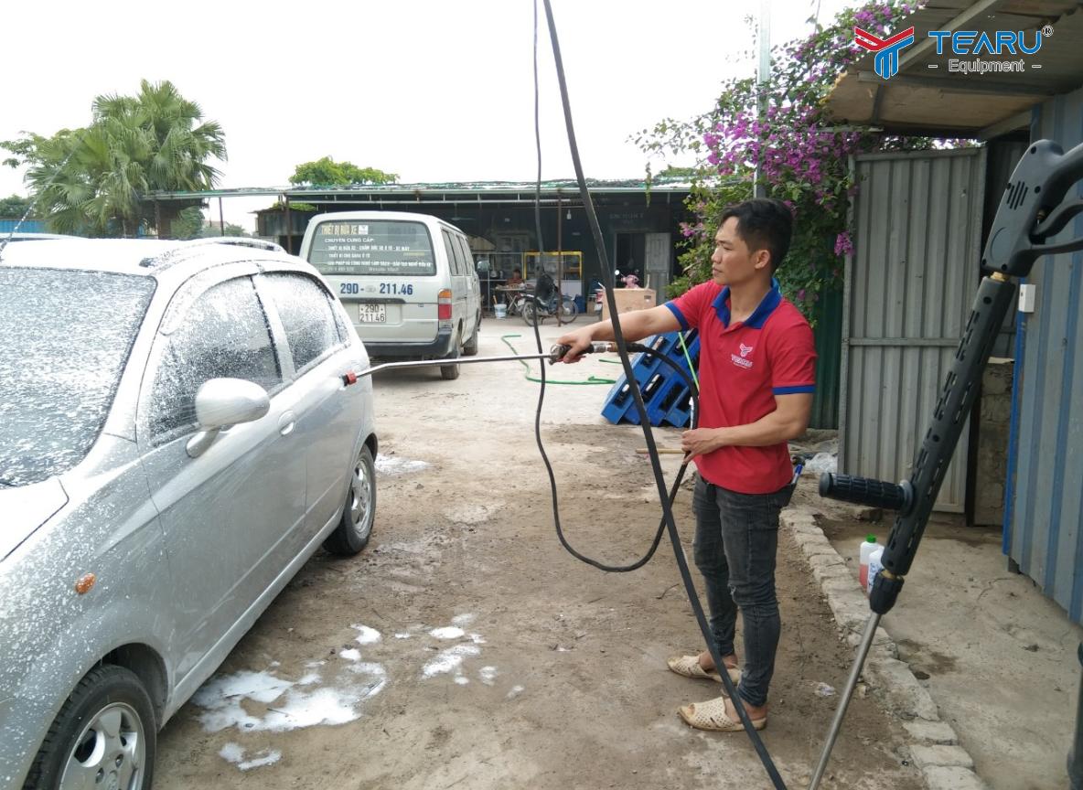 Dung Dịch Rửa Xe Có Chạm Loại Nào Tốt Nhất Hiện Nay? Kinh Nghiệm Chọn Mua 2 Tạo bọt dày mịn, bôi trơn tốt giúp bảo vệ sơn xe tránh trầy xước khi chà rửa