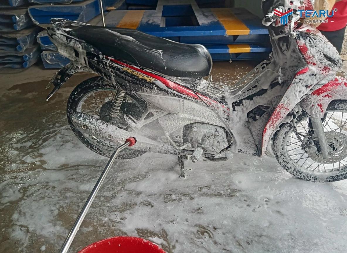 Những Sai Lầm Khi Pha Dung Dịch Rửa Xe Khiến Xe Nhanh Bạc Màu