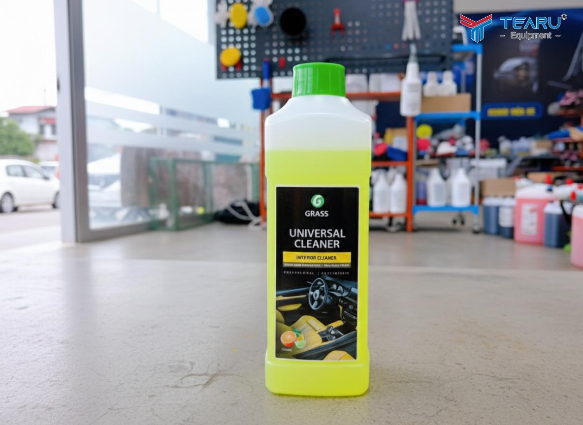 Sử dụng Universal Cleaner Để làm sạch triệt để Những Vị Trí Trong Nội Thất Ô Tô Bẩn Nhất