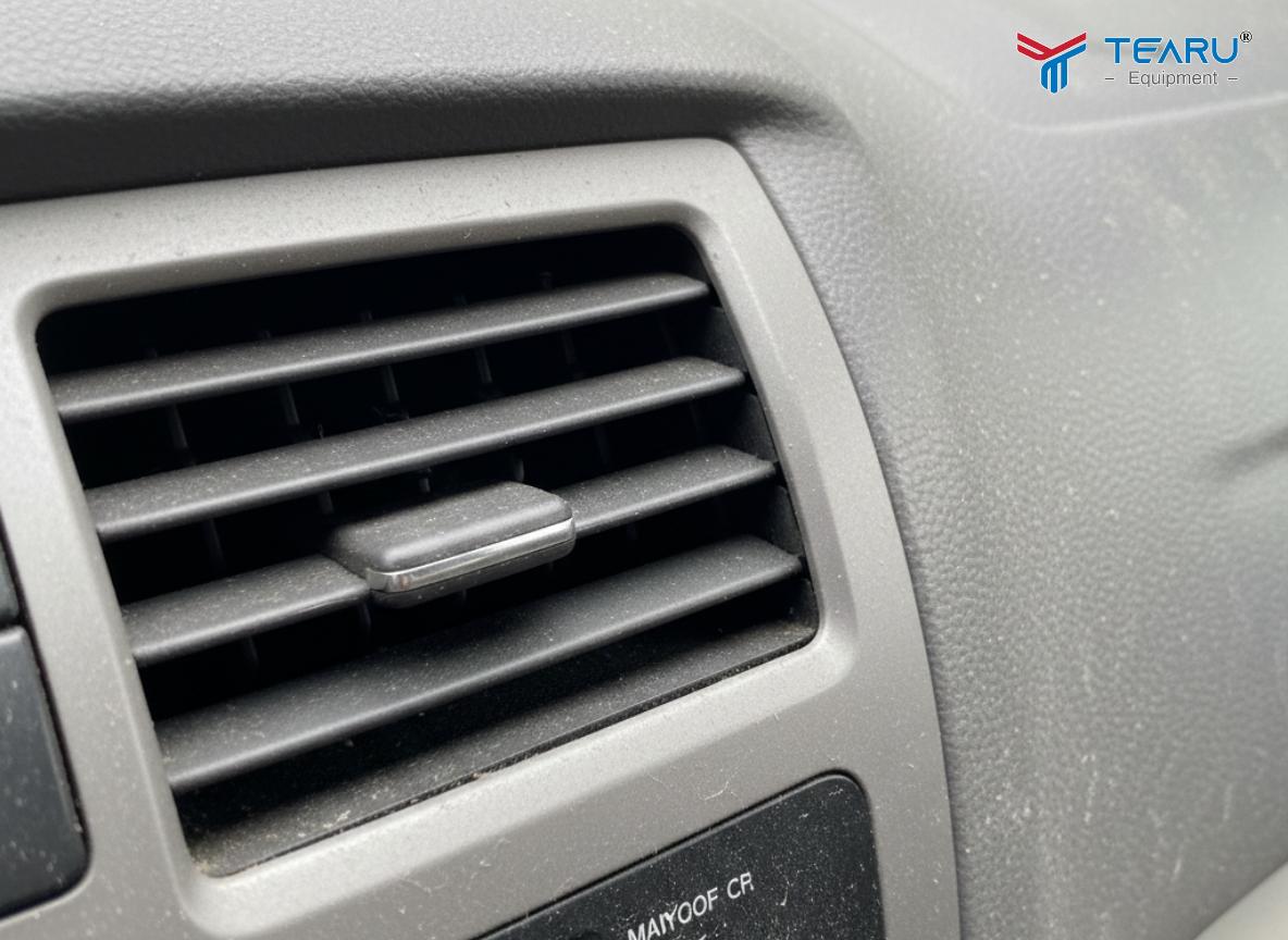 Cần vệ sinh khe điều hòa thường xuyên để tránh mùi hôi trên xe do lâu ngày sử dụng