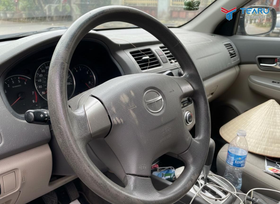 Vô lăng là vị trí tiếp xúc nhiều nhất và thường xuyên trên xe nên tích tụ lâu ngày nhiều cặn bẩn do mồ hôi tay