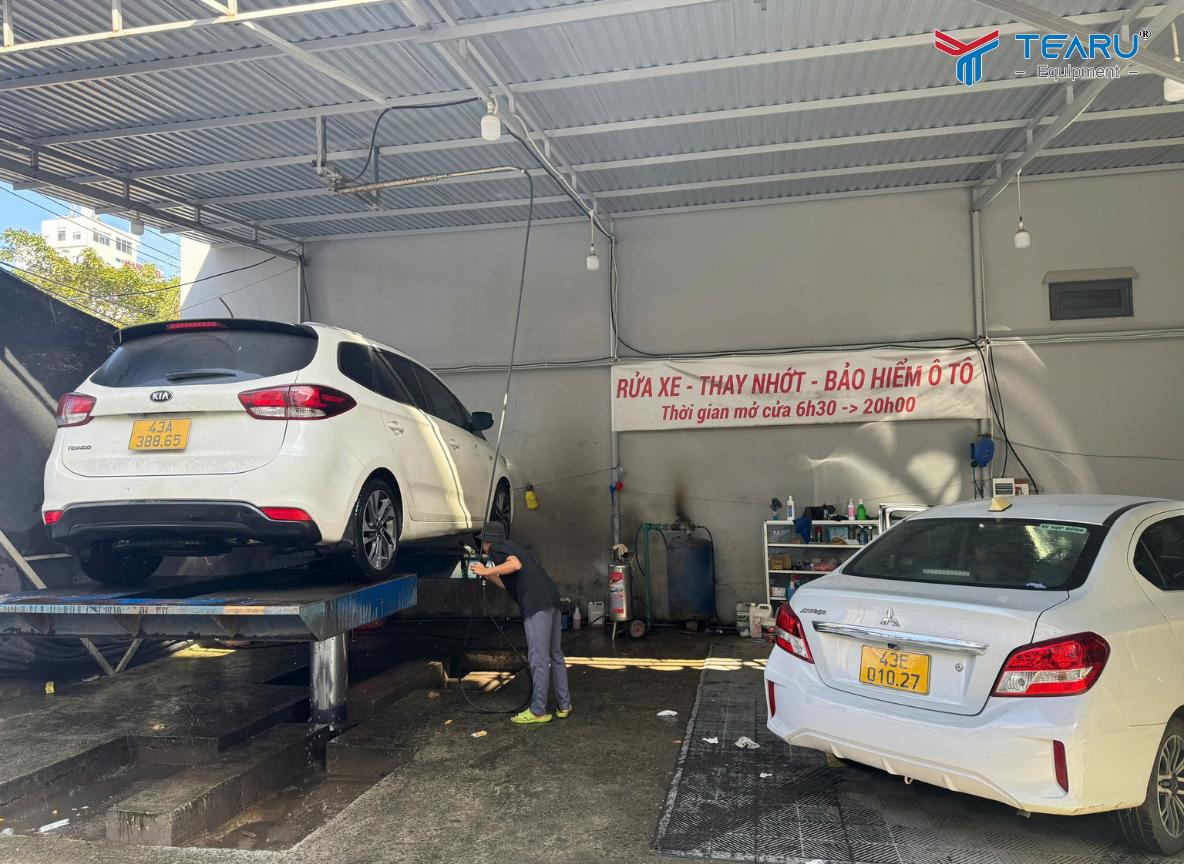 Sau khi di chuyển hành trình đi đường xa xe bám đầy bụi bẩn cần vệ sinh từ trong ra ngoài