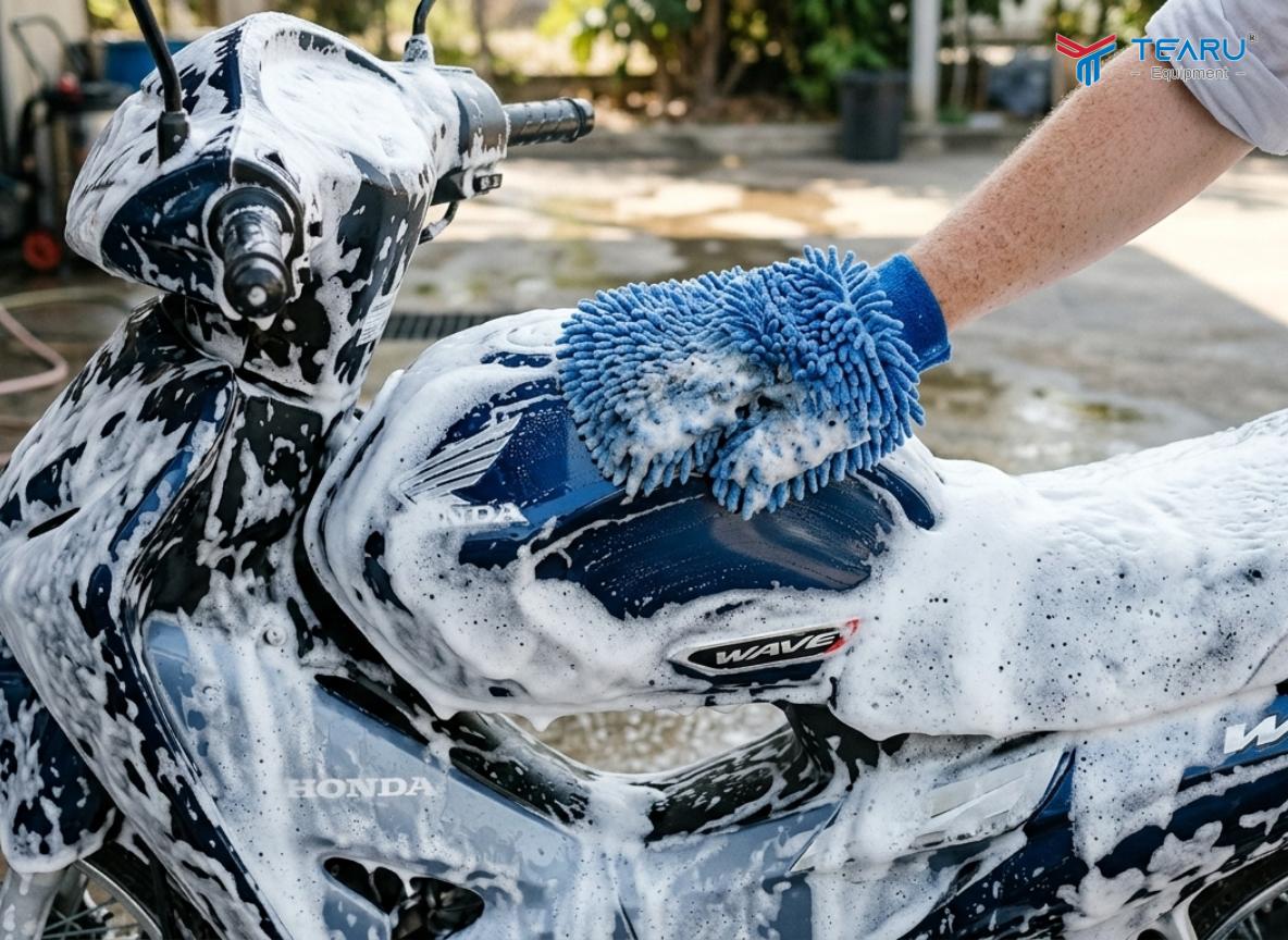 Không dùng khăn rửa bánh xe lên thân xe