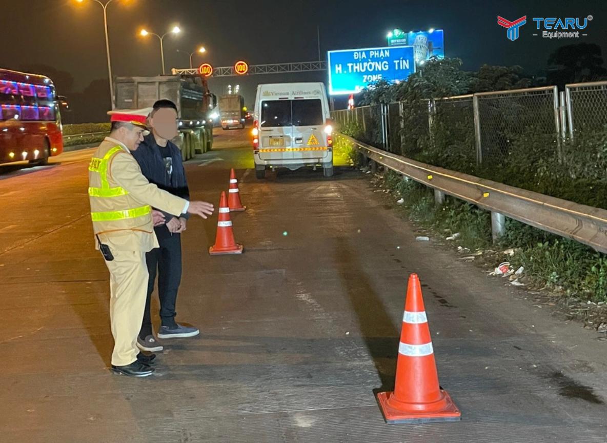 Khoảng Cách Đặt Biển Cảnh Báo Khi Xe Gặp Sự Cố Chuẩn Nhất 2026 3 Đặt Biển phải quay về phía các xe đang di chuyển tới