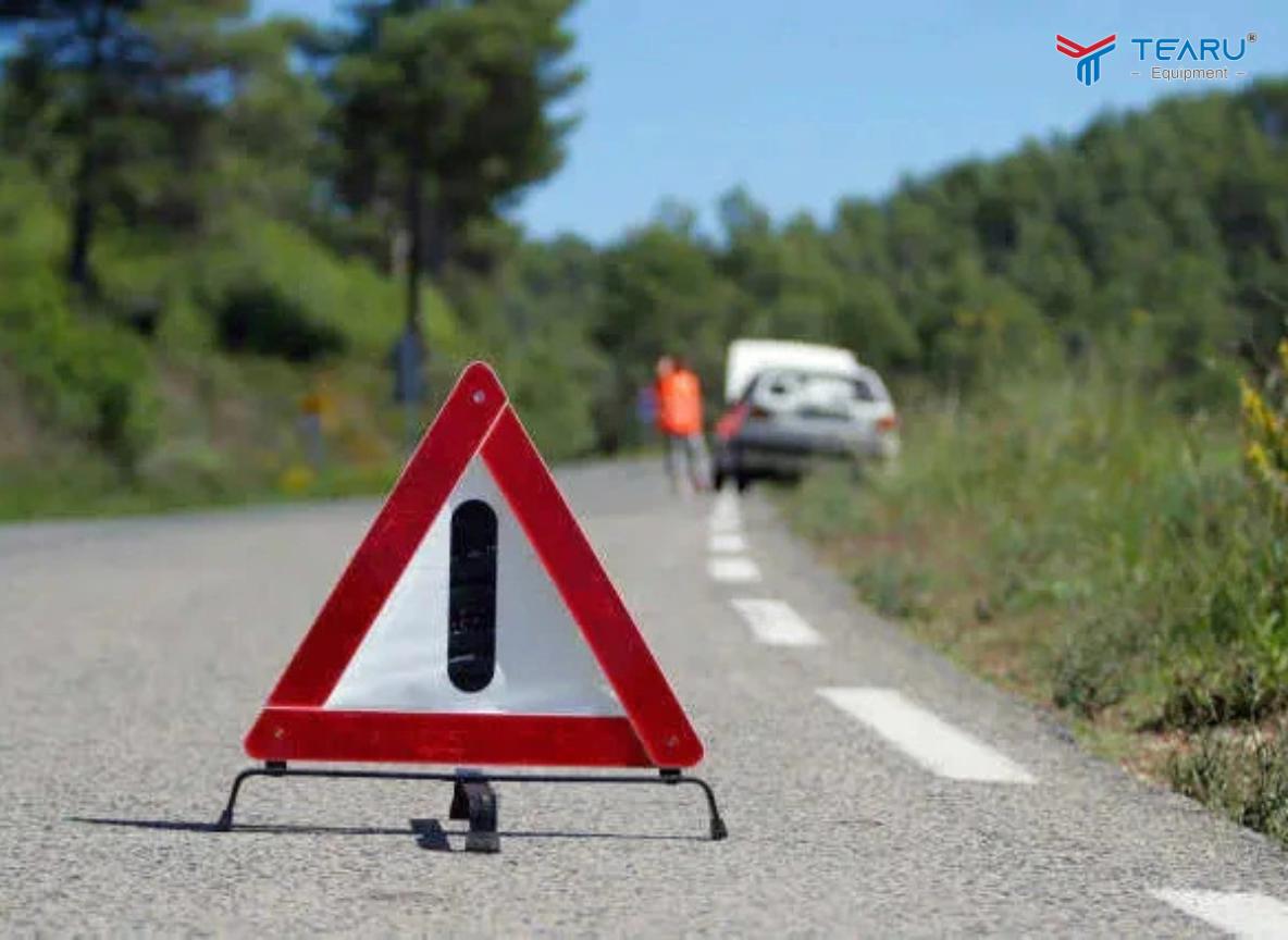 Khoảng Cách Đặt Biển Cảnh Báo Khi Xe Gặp Sự Cố Chuẩn Nhất 2026 1 Khoảng Cách Đặt Biển Cảnh Báo Khi Xe Gặp Sự Cố Chuẩn Nhất 2026