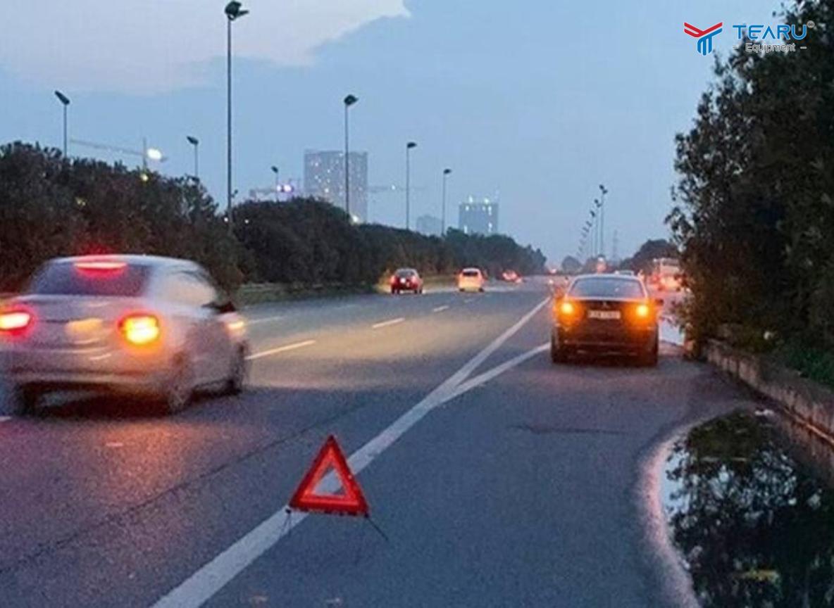 Cần đặt biển cảnh báo khi xe vào làn khẩn cấp khoảng cách an toàn