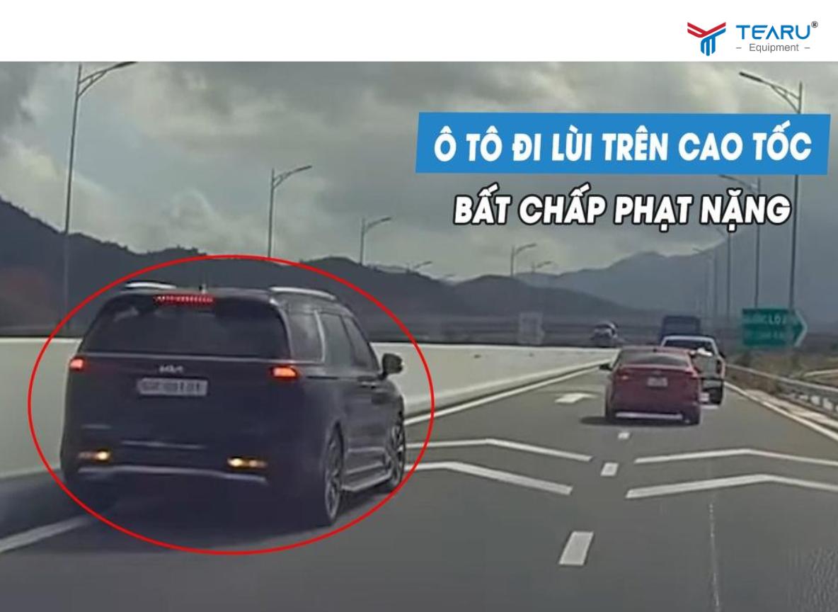 Lùi xe khi đi quá lối rẽ hết sức nguy hiểm dễ gây ra tai nạn liên hoàn trên cao tốc