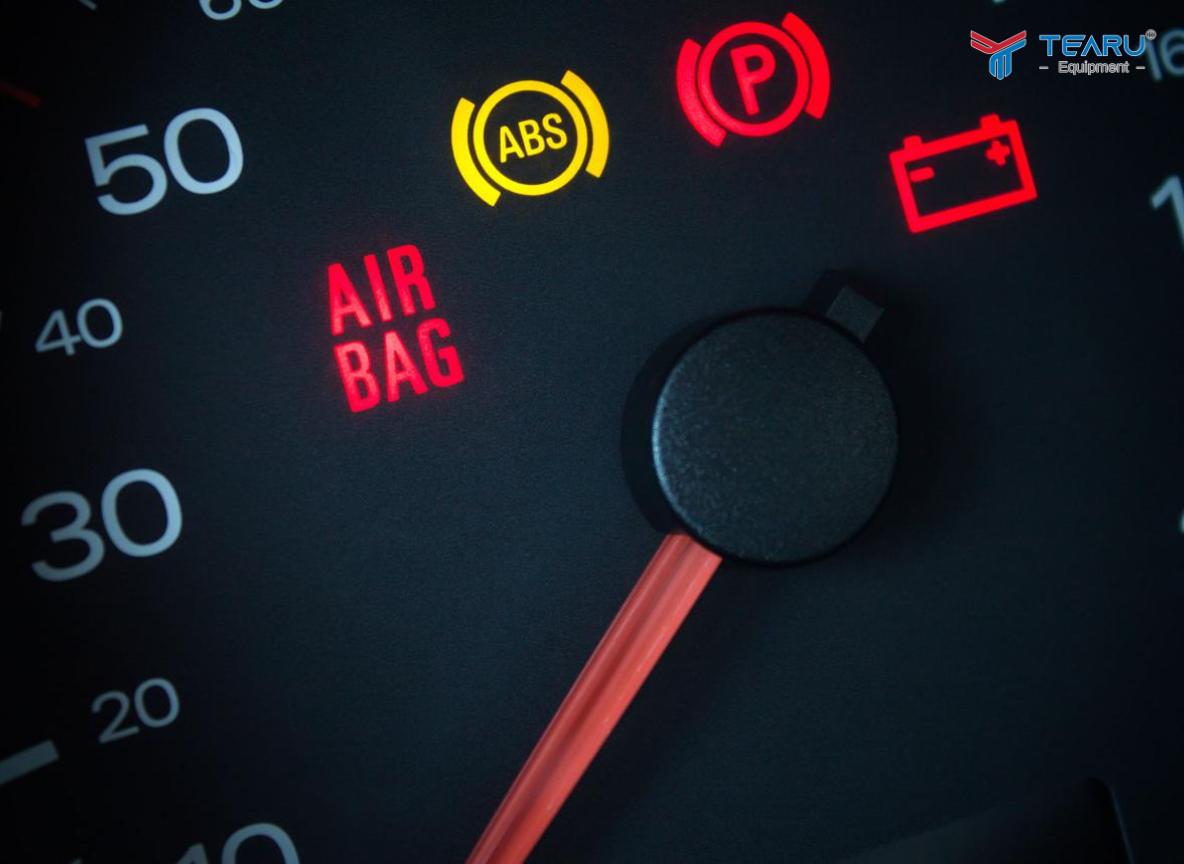 Khi đèn cahr báo ắc quy hiện lên bạn cần đi kiểm tra sớm để tránh tắt máy giữa đường