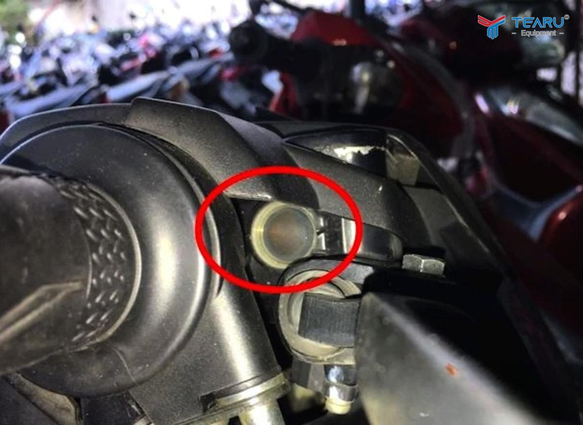 Khi Nào Cần Thay Dầu Phanh Xe Máy? Dấu Hiệu Nhận Biết Sớm 3 Quan sát mức dầu phanh ở bình dầu trên tay lái xe máy