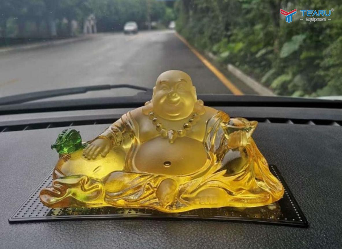 Tượng Phong Thủy Trên Taplo Xe Ô Tô: Lợi Ích Ít Nhưng Rủi Ro Nhiều