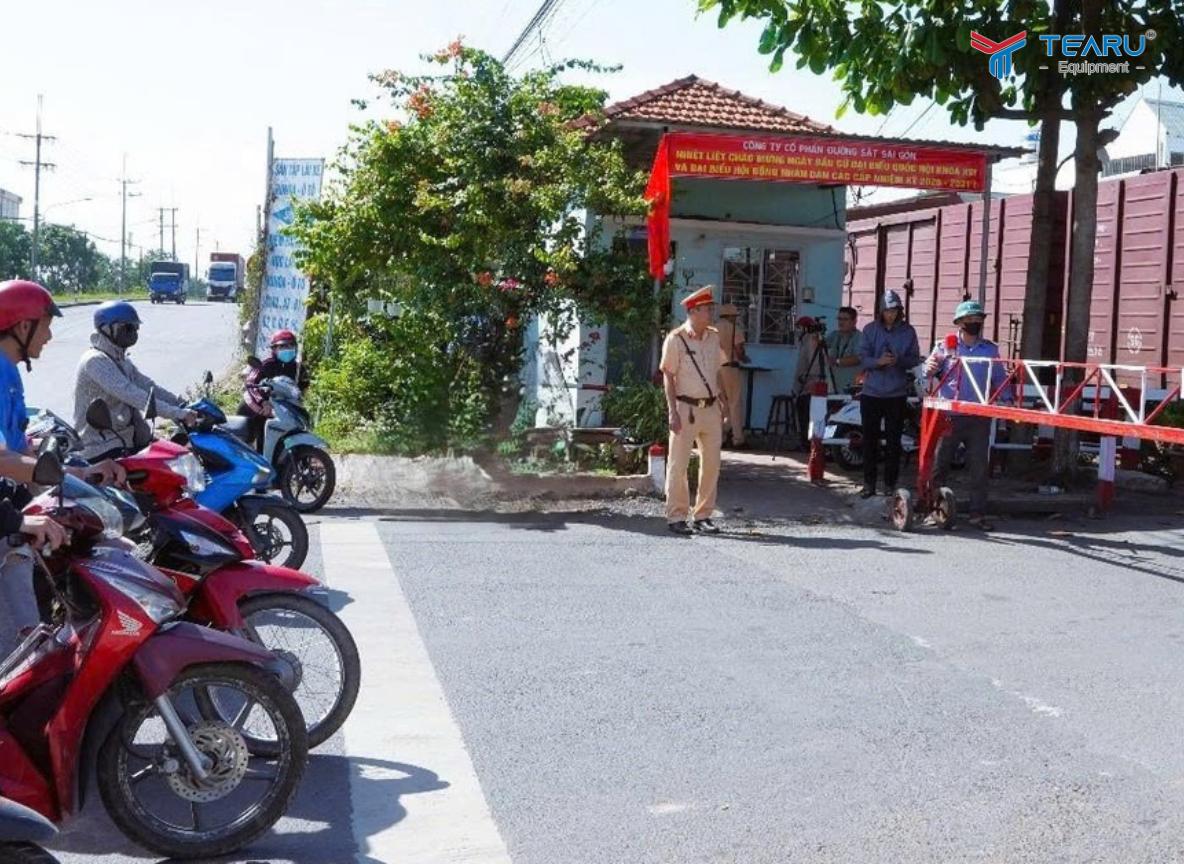 Cần dừng trước vạch an toàn khi có tin hiệu đường sắt