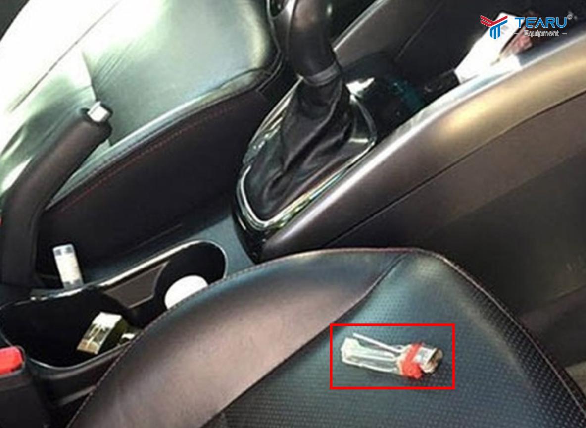 Sự Thật Ít Ai Biết: 4 Món Đồ Dễ Gây Cháy Nổ Khi Để Trong Xe 2 Bật lửa có chứa khí gas khi để trong xe kín với nhiệt độ cao có thể phát nổ bất cứ lúc nào