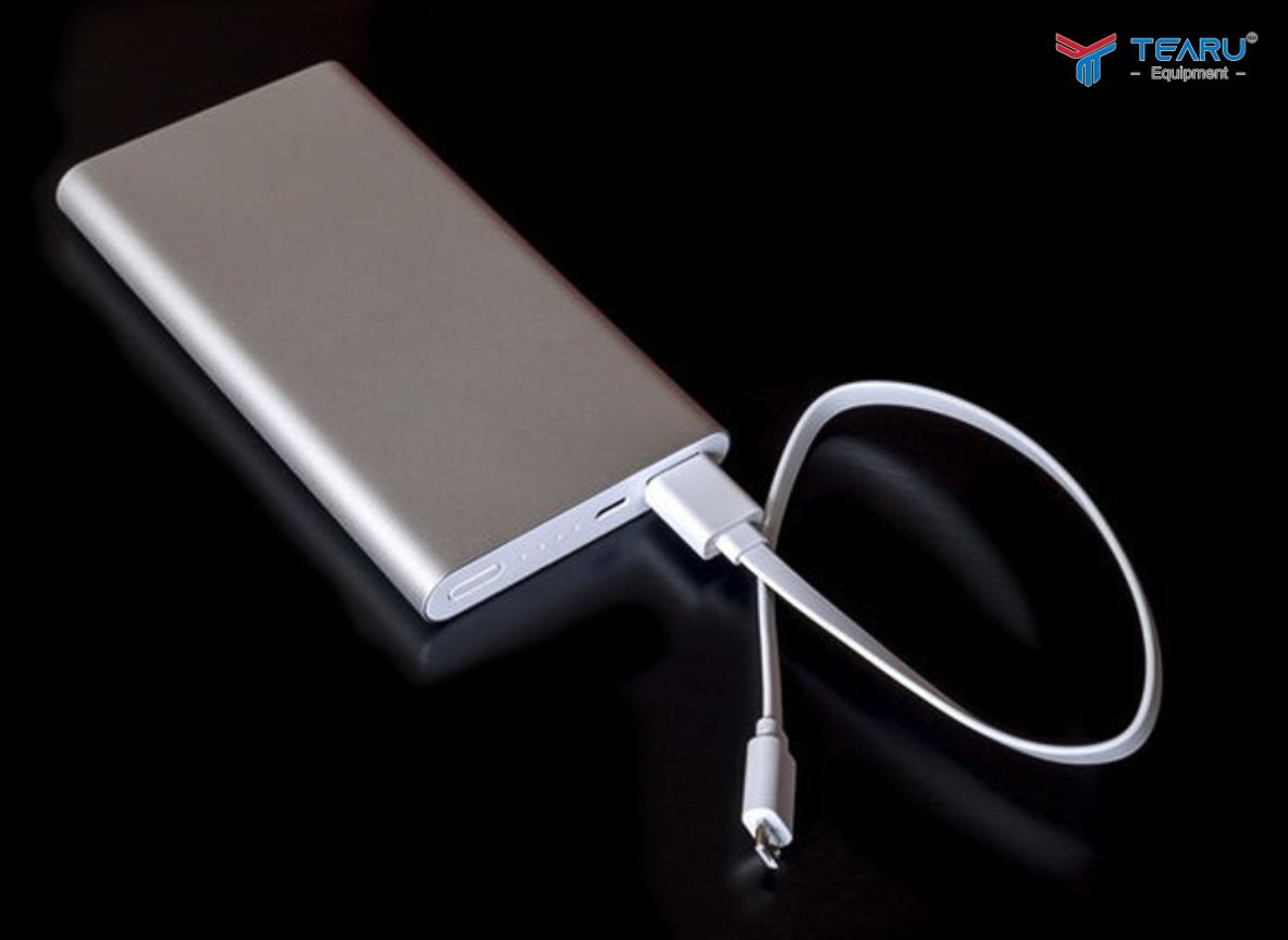 Sự Thật Ít Ai Biết: 4 Món Đồ Dễ Gây Cháy Nổ Khi Để Trong Xe 3 Pin dự phòng rất nhạy cảm với nhiệt nên để trong xe ô tô có thể phồng và bốc cháy bất cứ lúc nào