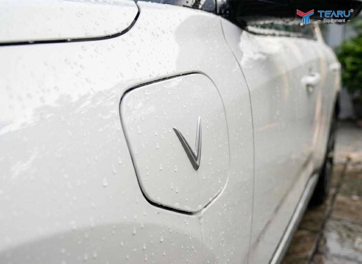 Luôn đóng kín và không xịt nước trực tiếp vào vị trí nắp cổng sạc