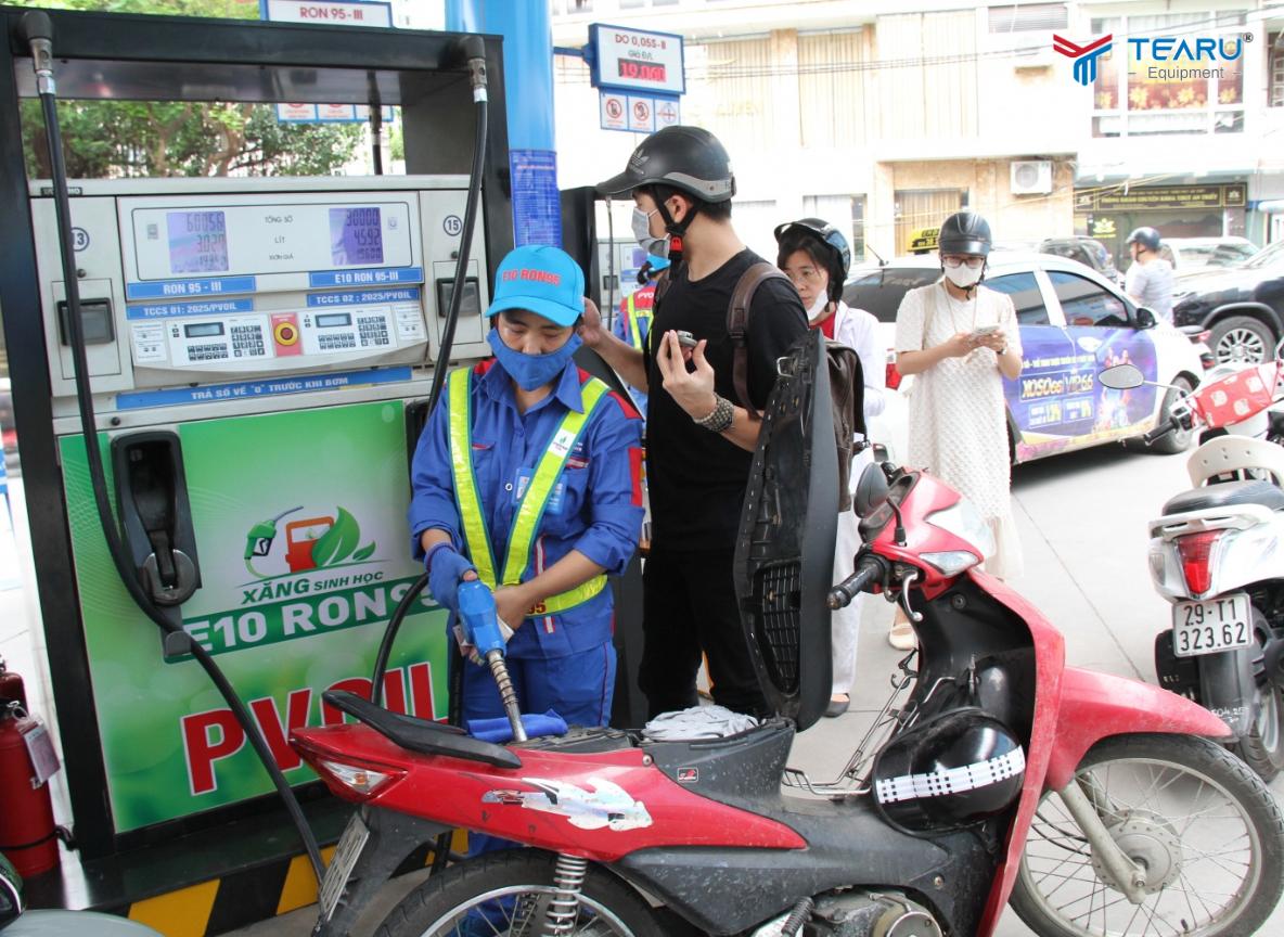 Ethanol trong xăng E10 có chỉ số octan cao, giúp quá trình đốt cháy diễn ra ổn định hơn.