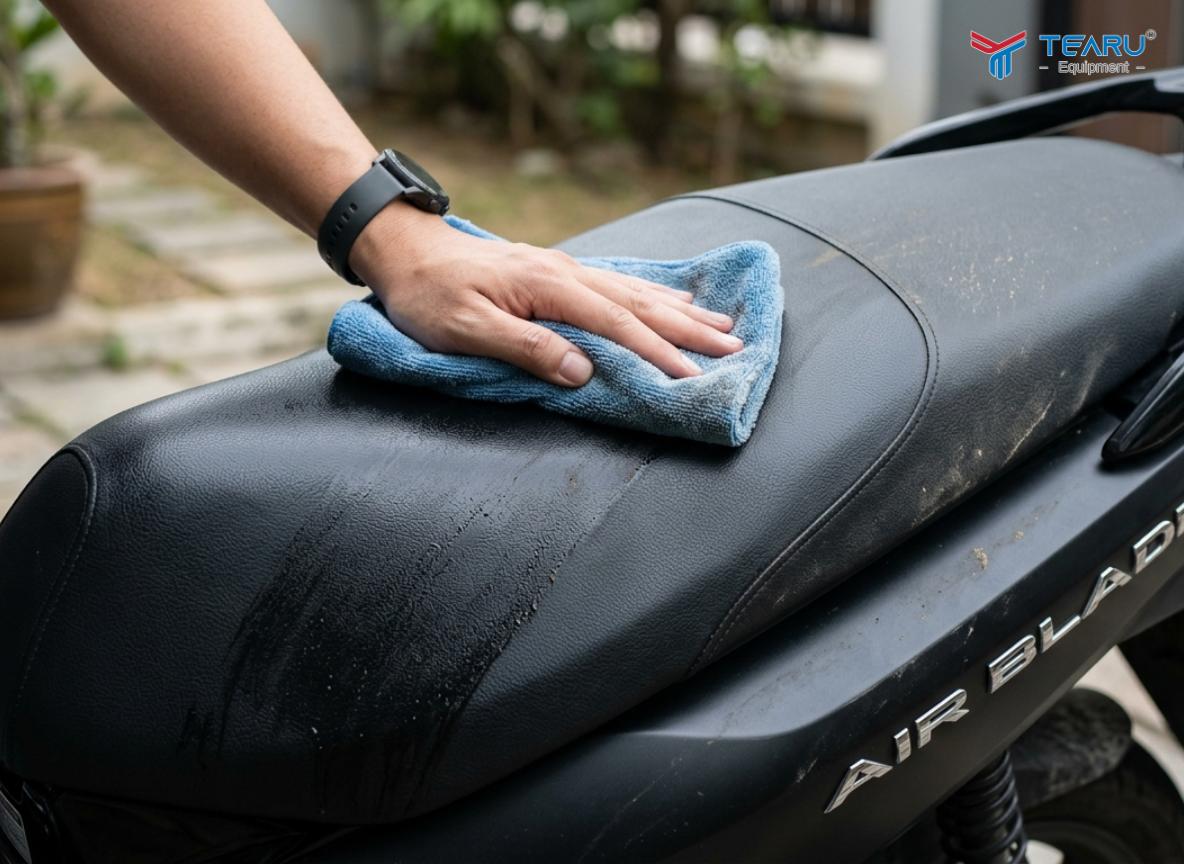 Cần sử dụng khăn mề để lau khô yên xe máy