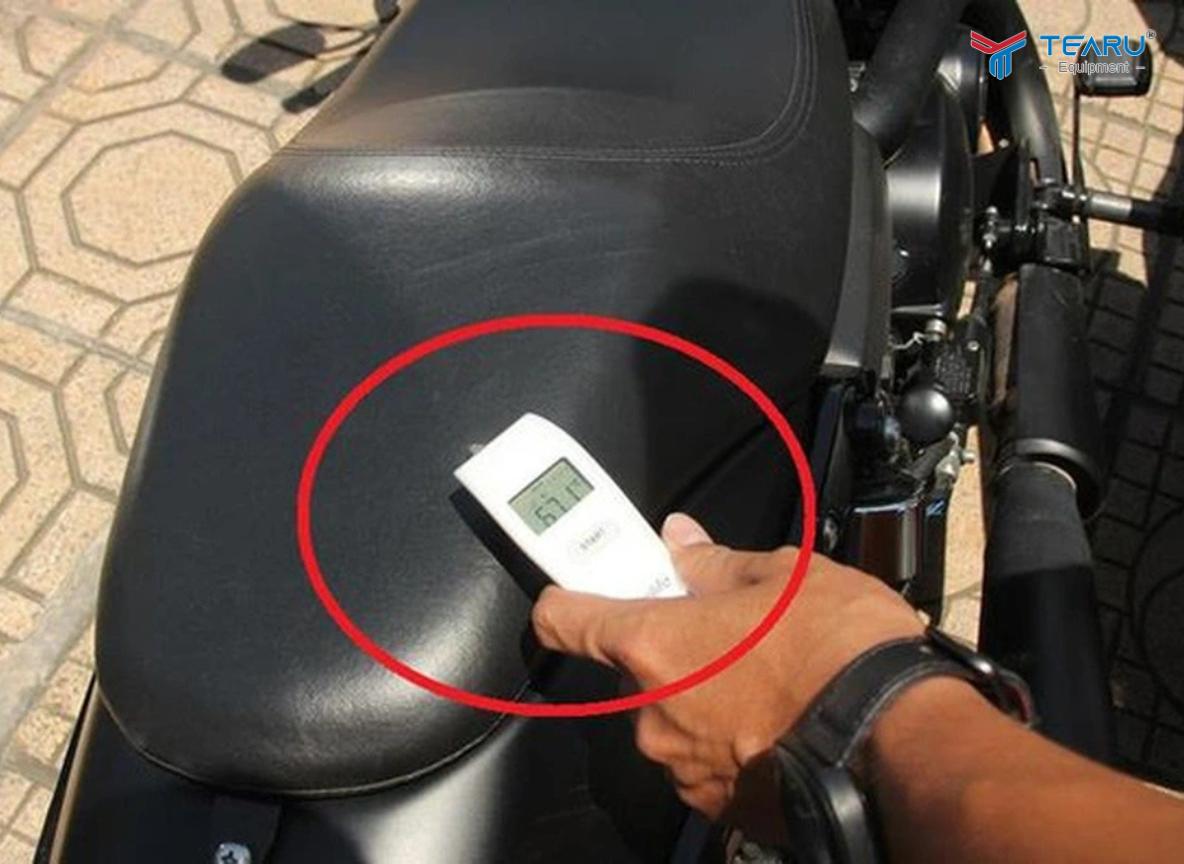 Để xe dưới nắng gắt quá lâu làm yên xe nhanh bạc màu, xuống cấp